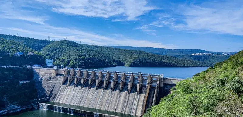 Vue aérienne d un barrage au Maroc sous un ciel bleu