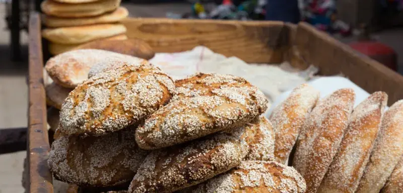 Pain artisanal doré à la croûte croustillante, symbole de la boulangerie traditionnelle française