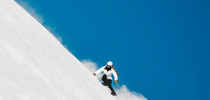 Snowboardeur sur une piste enneigée lors d'une compétition olympique d'hiver