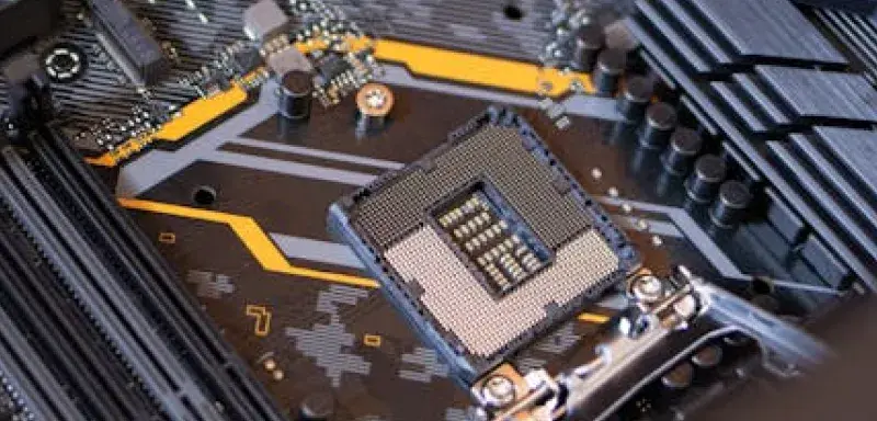 Vue détaillée d'une carte mère d'ordinateur mettant en lumière les composants électroniques et les connexions technologiques