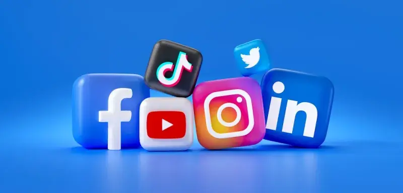 Logos de différents réseaux sociaux sur un écran de smartphone