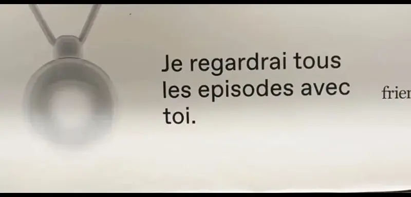 Publicité Friend.com dans le métro parisien - collier IA controversé