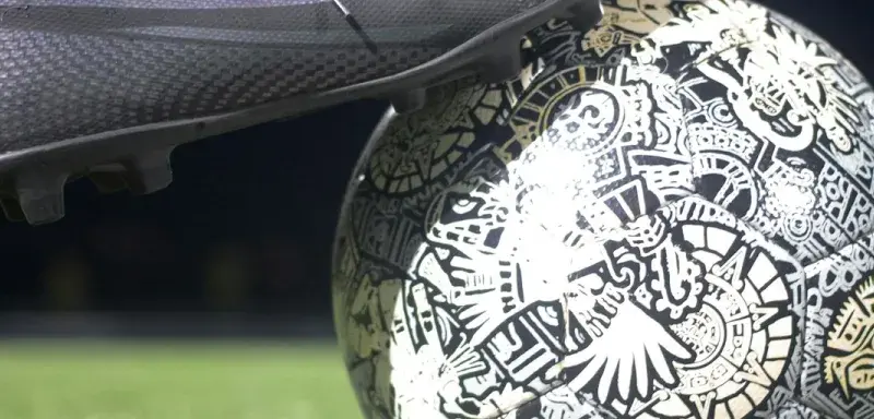 Joueurs de football sur un terrain de compétition