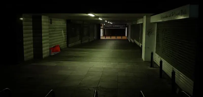 Bâtiment vide pendant la nuit en hiver