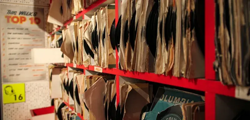 Documents judiciaires empilés sur une étagère