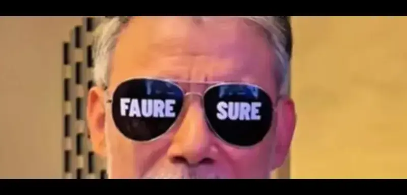 Olivier Faure enfile des lunettes de soleil « Faure Sure » dans la vidéo TikTok du Parti socialiste