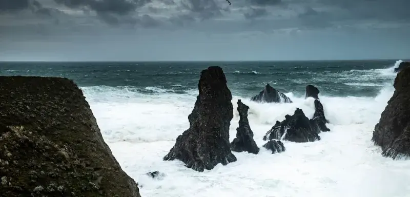 Tempête sur la côte avec de fortes vagues et un ciel menaçant