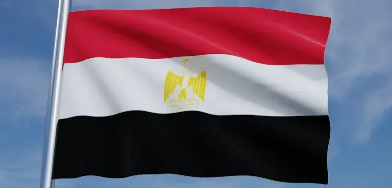 Drapeau égyptien flottant au vent, symbole du partenariat franco-égyptien dans les transports