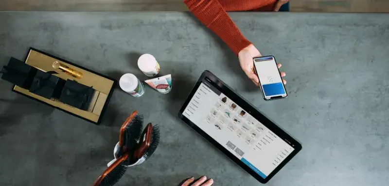 Espace de travail moderne avec smartphone et tablette, symbolisant l'écosystème start-up