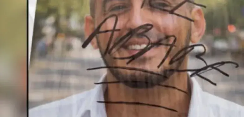 Affiches de campagne de Toufik Khiar taguées avec des inscriptions racistes au Kremlin-Bicêtre