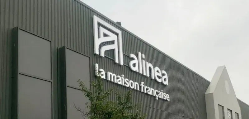 Devanture d'un magasin Alinéa, enseigne d'ameublement menacée de liquidation judiciaire