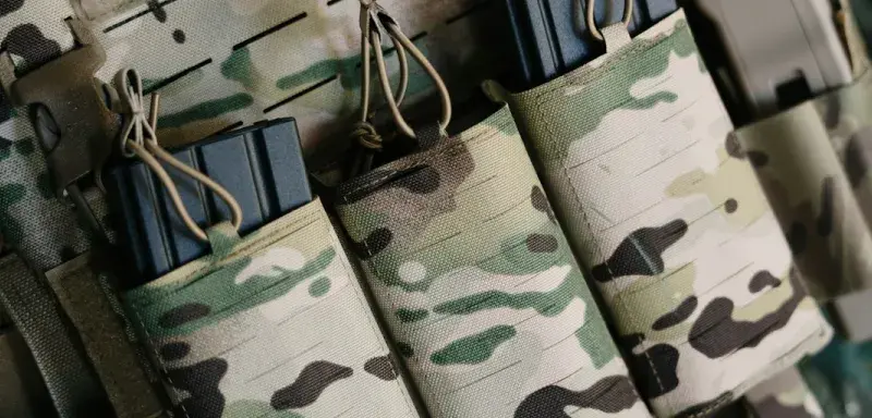 Gilet tactique de camouflage avec chargeurs de fusil et radio