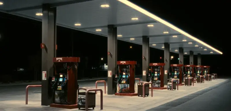 Pompes à essence illuminées la nuit