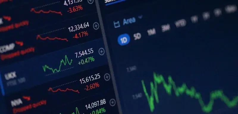 Tableau de cotations boursières illustrant la volatilité des marchés pétroliers