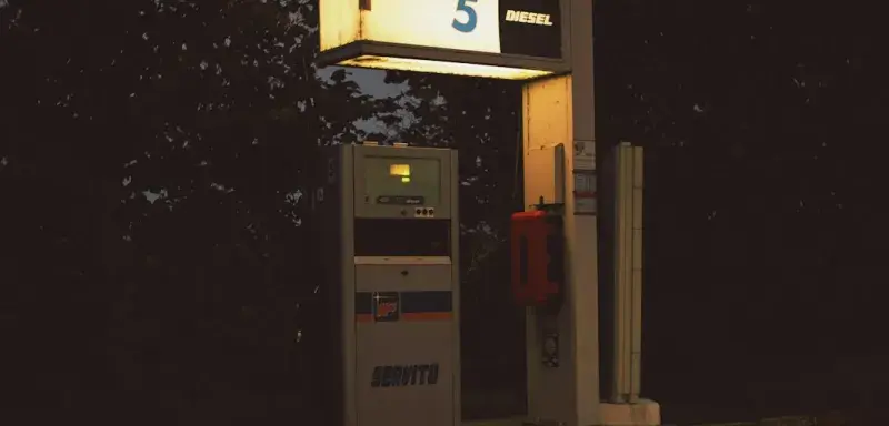 Installation de gaz naturel liquéfié de nuit