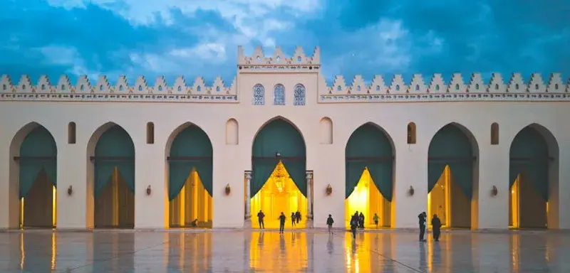 Vue nocturne de la mosquée Al-Hakim au Caire illuminée, symbolisant la spiritualité du mois de Ramadan