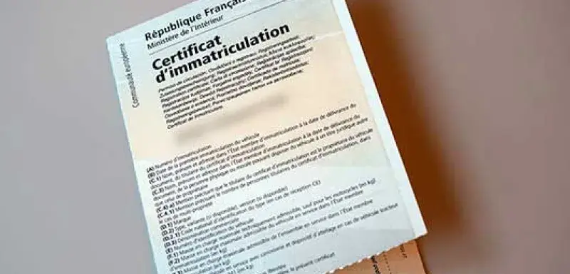 Illustration représentant la fraude aux cartes grises visant les garagistes français