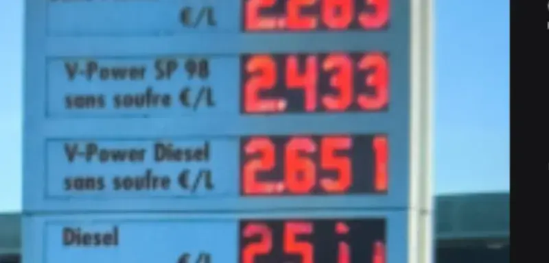 Station-service affichant les prix des carburants en France