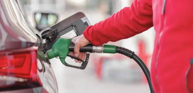 Station-service — plein d'essence à la frontière franco-italienne