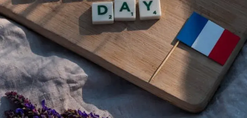 Tableau en bois avec texte Fête Nationale, drapeau français et lavande