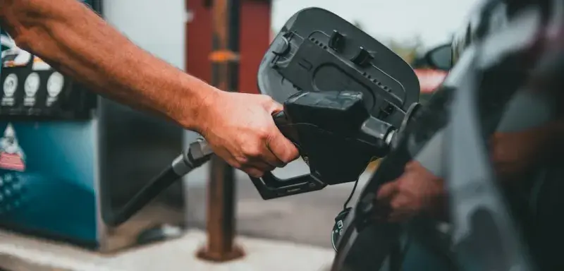 Station service avec distributeur de carburant