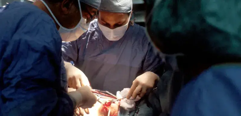 Médecin et infirmière pendant une opération chirurgicale