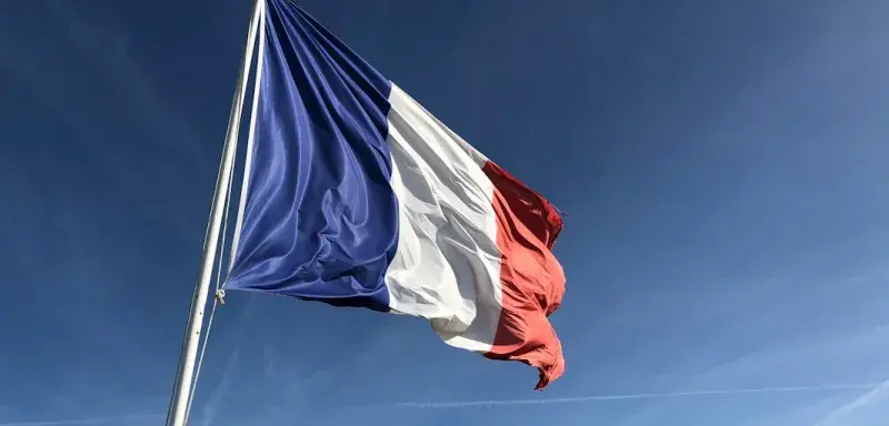 Drapeau de la France symbolisant les relations diplomatiques franco-algériennes