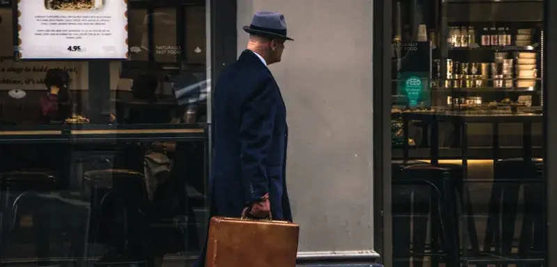 Silhouette d'un homme en costume dans une opération d'espionnage numérique
