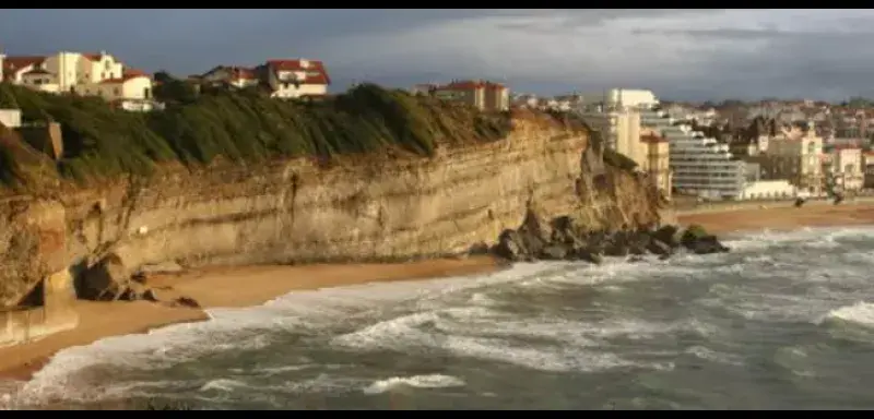 Effondrement d'un pan de falaise près du phare de Biarritz