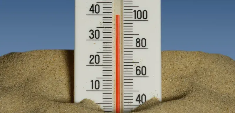 Thermomètre indiquant des températures extrêmes lors d'une canicule