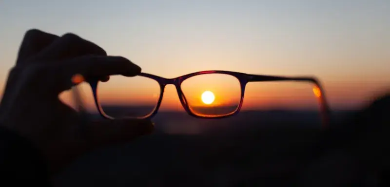 Personne observant le ciel lors d'une éclipse solaire - illustration des risques pour la santé visuelle