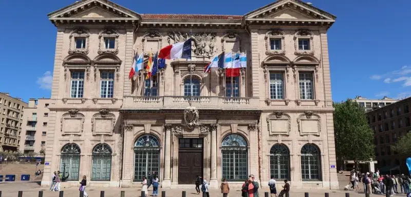 Hôtel de ville de Marseille pavoisé de drapeaux