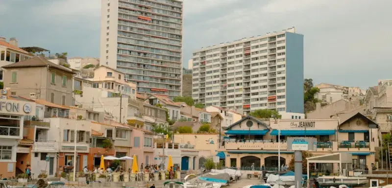 Vue du port et des immeubles d'habitation à Marseille