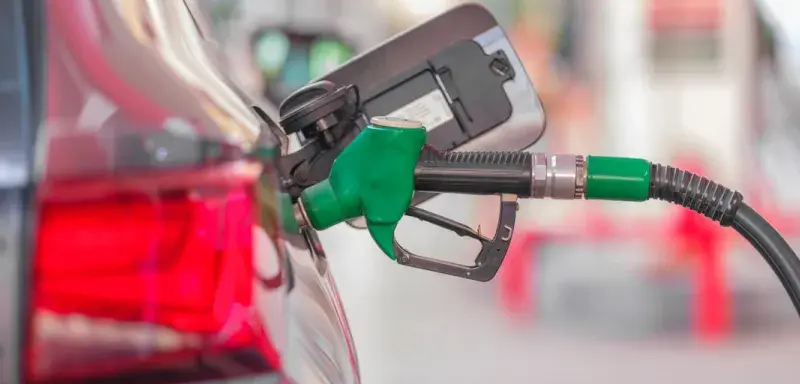 Un automobiliste fait le plein de carburant dans une station-service