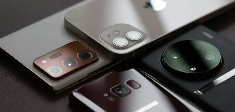 Plusieurs smartphones posés sur une table