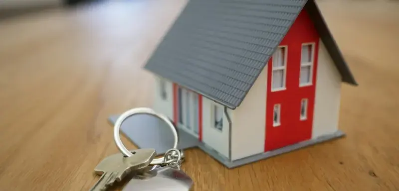 Maquette de maison, symbole de la location immobilière
