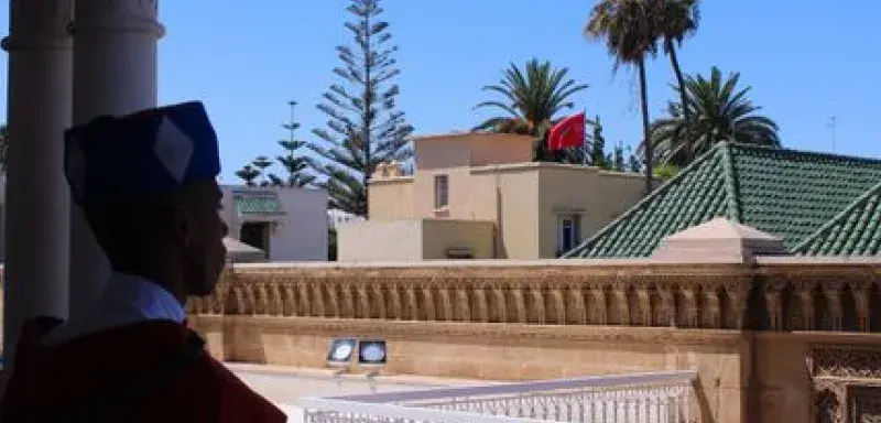 Un garde en tenue traditionnelle devant le palais royal de Rabat, au Maroc