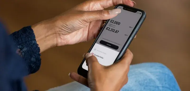 Une femme tenant un smartphone, application bancaire