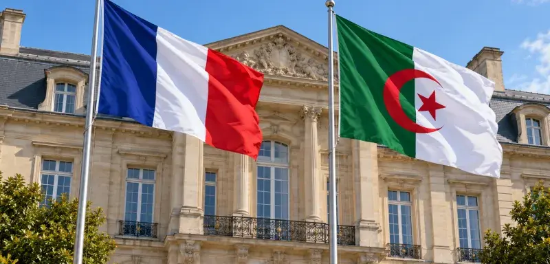 Illustration générée : drapeaux français et algérien devant la façade d'une préfecture.
