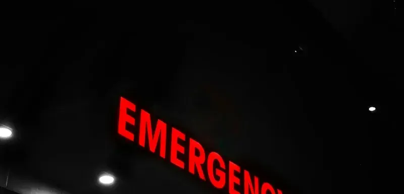 Panneau rouge « Urgences » allumé à l'entrée d'un hôpital