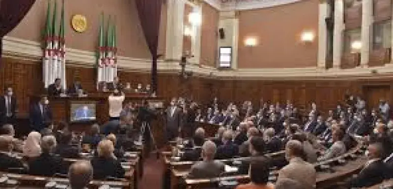 L’Algérie qualifie la colonisation française de crime. Une décision historique, justifiée malgré les tensions diplomatiques, face aux dénégations françaises.