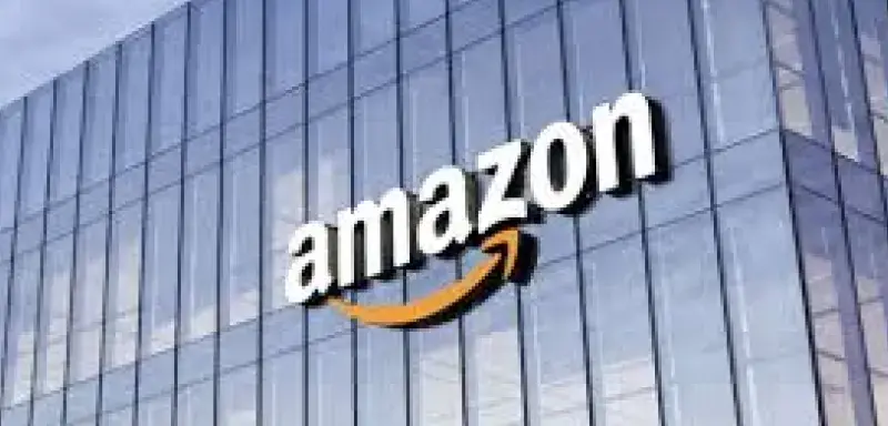 Amazon explique ouvertement que l'intelligence artificielle va permettre de réduire ses effectifs. La généralisation de ces nouveaux outils automatisés rend certains rôles superflus.