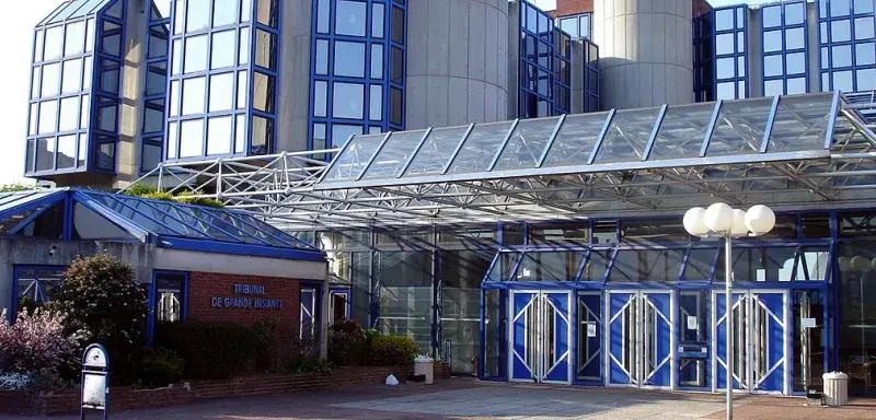 Les deux hommes ont reconnu des relations sexuelles, mais affirment qu’elles étaient consenties. Une version difficilement soutenable au regard du contexte 