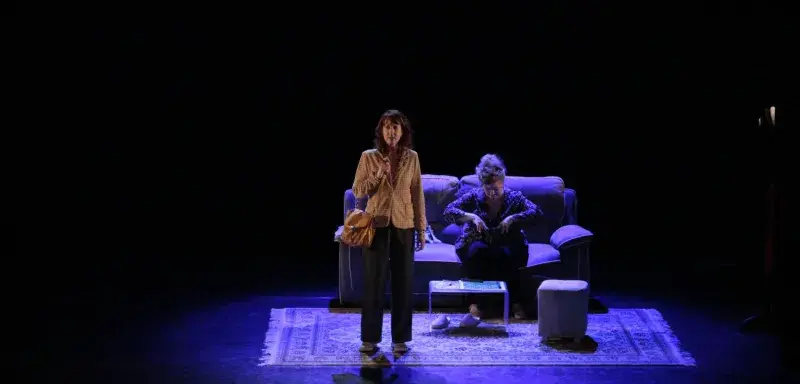 À Martigues, la pièce « Doutes » de Malika Fecih explore avec émotion la maladie d’Alzheimer et le lien fragile entre une mère et sa fille.