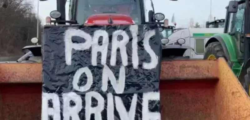 Tracteur agricole dans un champ - manifestation des agriculteurs