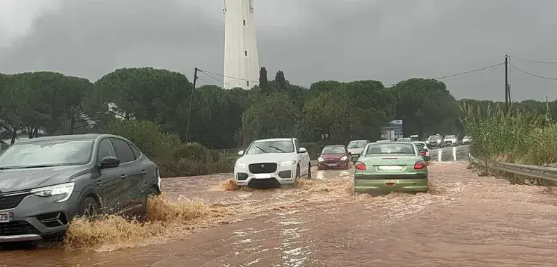 De violentes inondations frappent l’Hérault, provoquant d’importants dégâts et des évacuations en série. Les autorités appellent à la prudence.