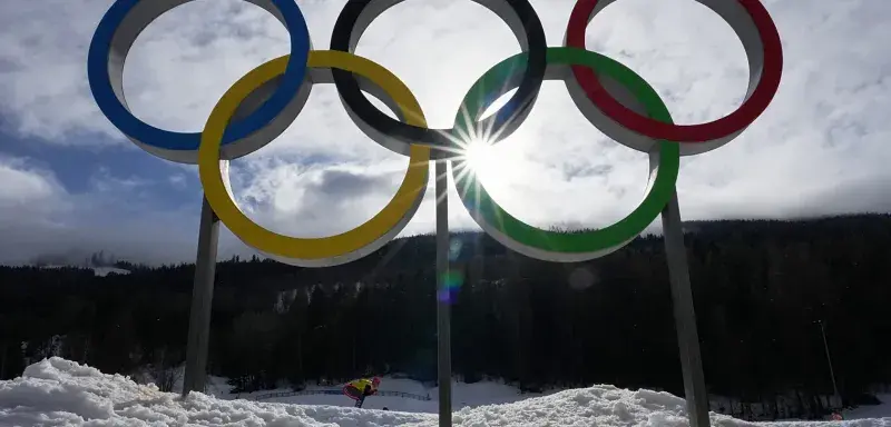 Aux JO d’hiver 2026 à Milano-Cortina, la France vise des médailles dans des Jeux repensés, durables et très politiques.