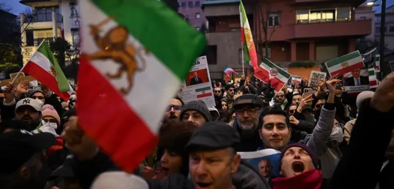 La reprise de certains vols commerciaux vers Téhéran, comme ceux opérés par Turkish Airlines ce jeudi, illustre à la fois l’espoir d’un retour progressif à une normale relative et la prudence des compagnies face à un contexte toujours instable. Les responsables turcs ont en outre souligné leur volonté de favoriser un « dialogue » entre les parties impliquées, dans une tentative de médiation qui pourrait se révéler cruciale si la situation venait à s’enliser davantage. Source : TF1 Info  Une crise intérieure