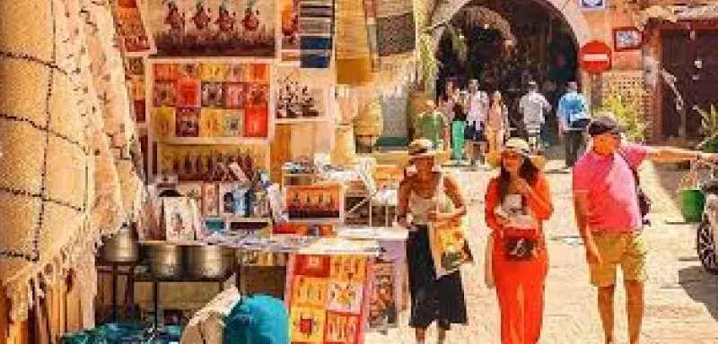 Le Maroc a enregistré en 2025 une croissance touristique record, devenant la locomotive du bassin méditerranéen grâce à une stratégie alliant ouverture, innovation et durabilité.