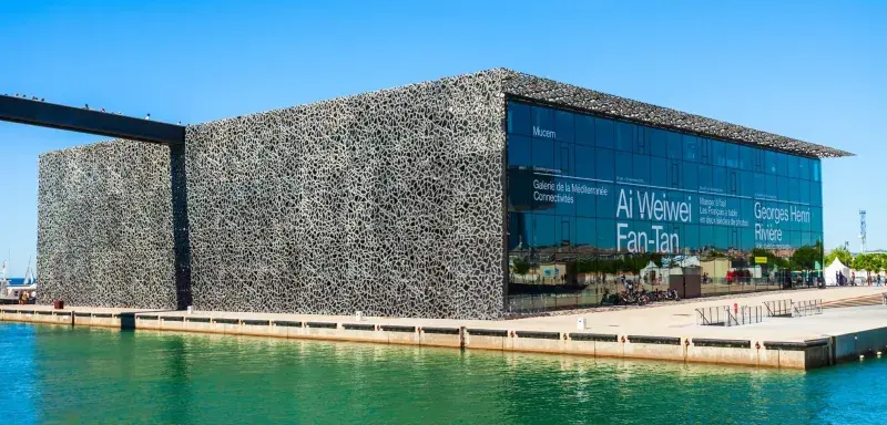 Le Mucem, posé entre ciel et mer à l’entrée du Vieux-Port, s’apprête une nouvelle fois à illuminer la ville